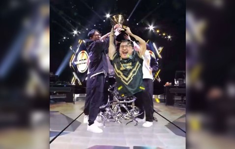 Uzi新星领先优势明显表现突出，MAD前途光明！(我追随的光是五角星的星光谁写的)-开云登录入口