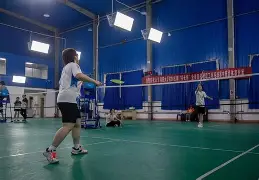  羽毛球赛场再起风云：渝州赤兔队读秒绝平北城火箭队，新援首秀制胜轮换效果显现