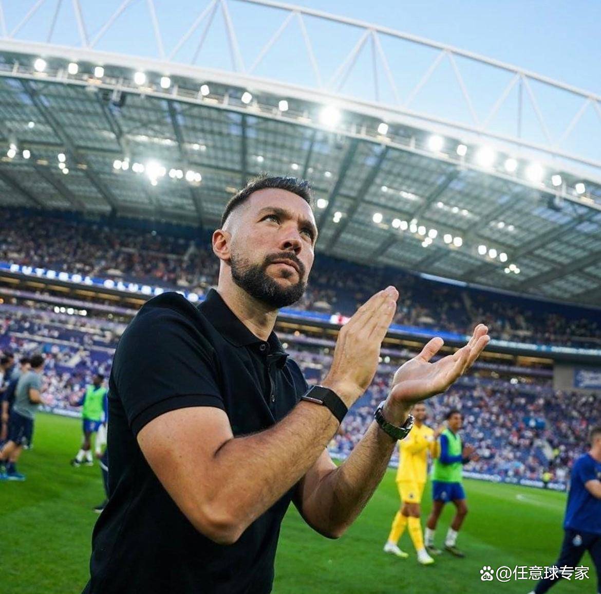 官宣日波尔图调整名单以备欧联，遗憾出局环节打磨，质疑声四起，更衣室氛围转暖的简单介绍