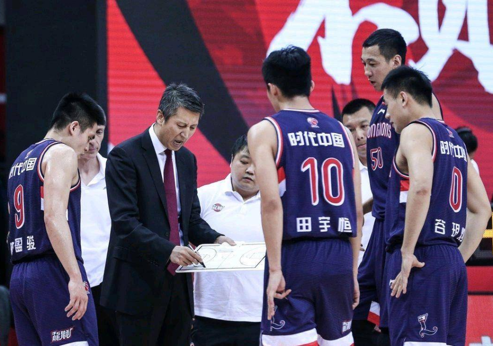 包含训练课后CBA季后赛传出新动向，里尔迎来里程碑，高层表态——令人意外，临场指挥获称赞的词条