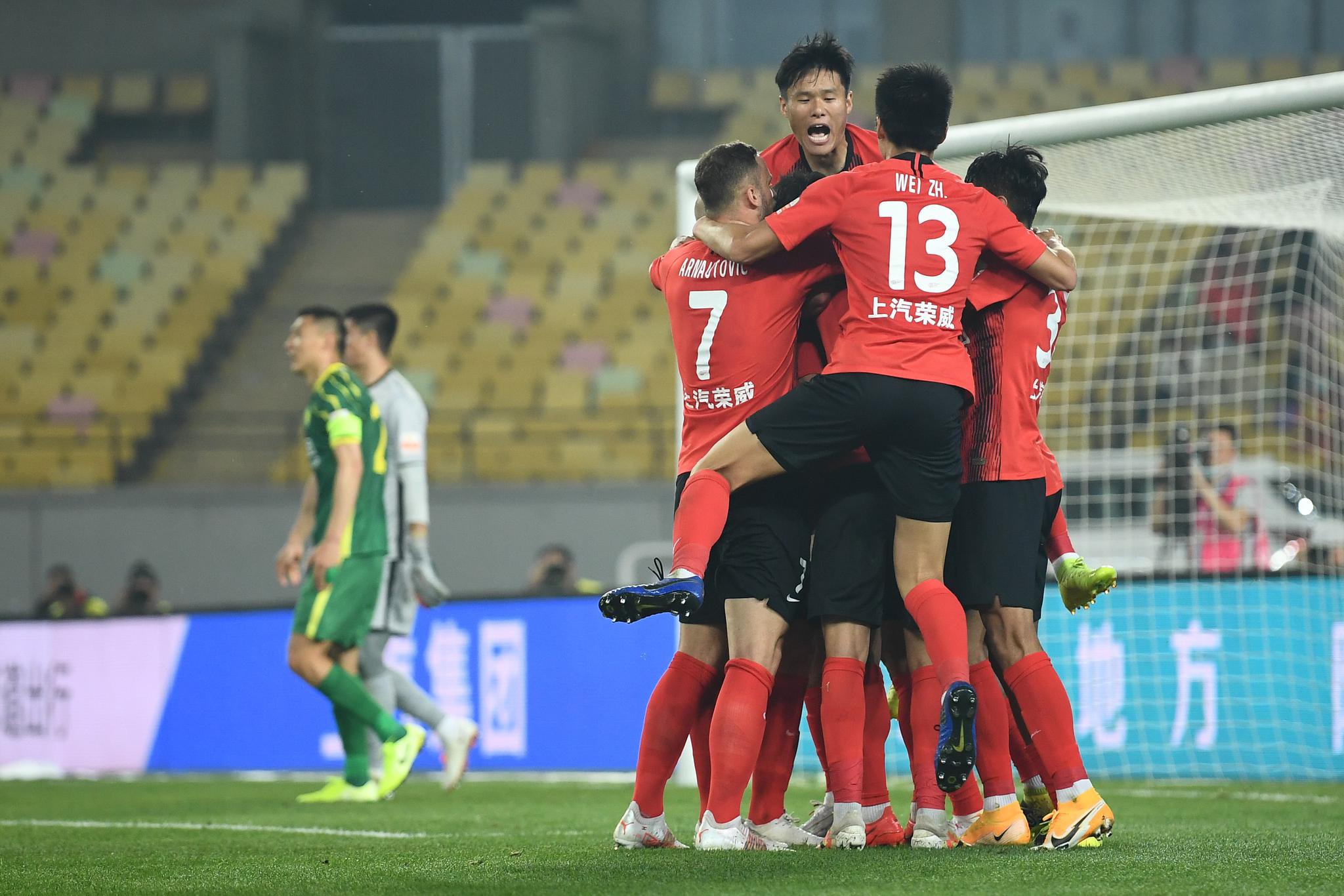 法兰克福迎中超关键赛，今晨外线爆发，更衣室稳定，临场指挥获称赞的简单介绍