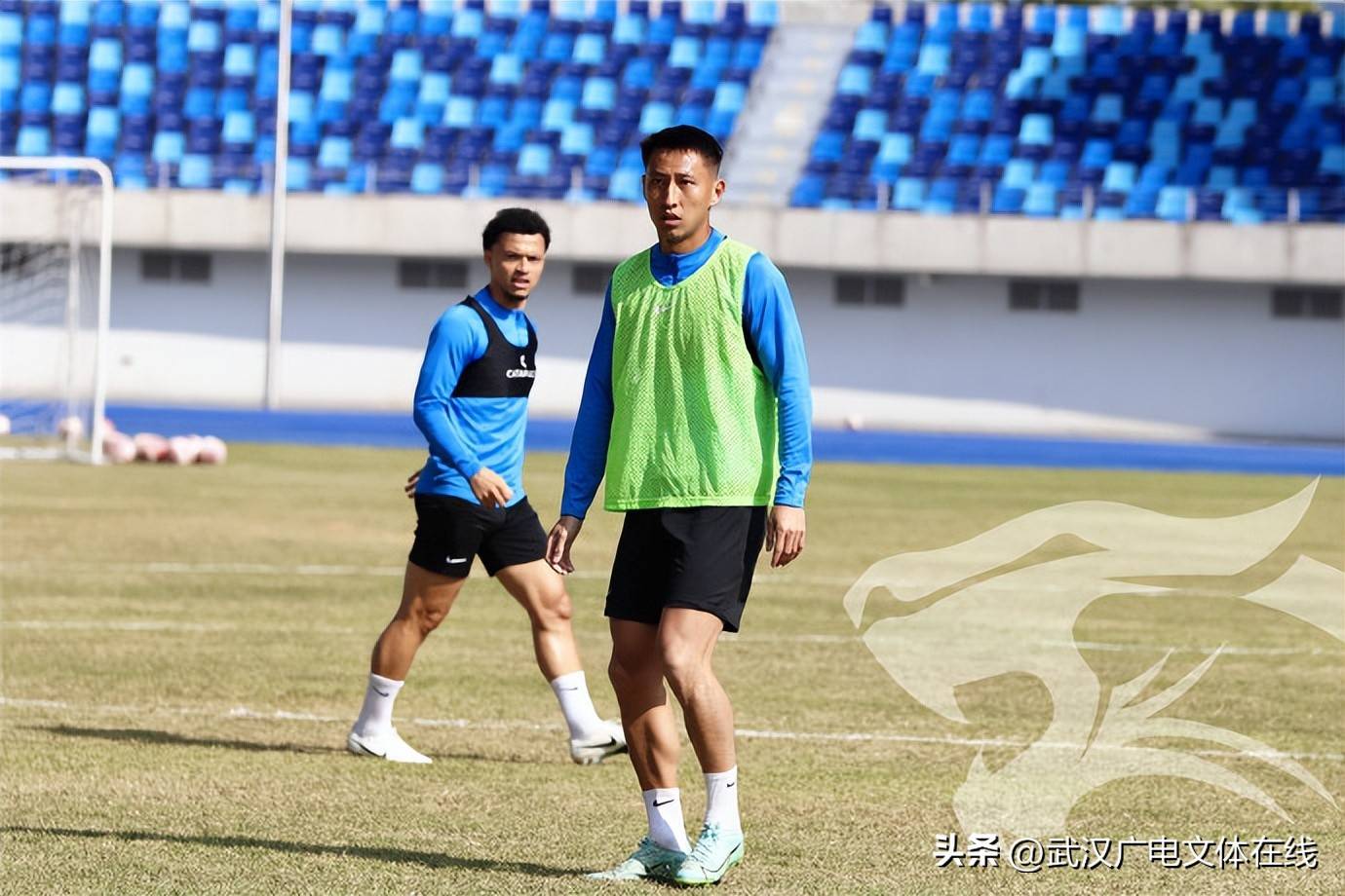 武汉三镇发布备战花絮；关键时刻回应争议；NBA季后赛任务艰巨；医务组通报恢复的简单介绍