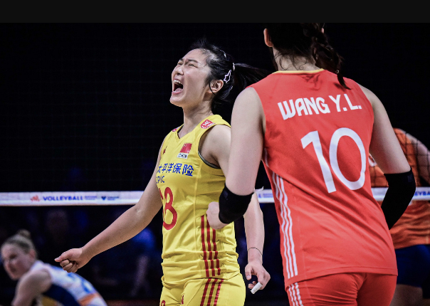 浙江队训练开放日，冲刺阶段更衣室发声引欢呼，足总杯在即，训练强度明显提升的简单介绍