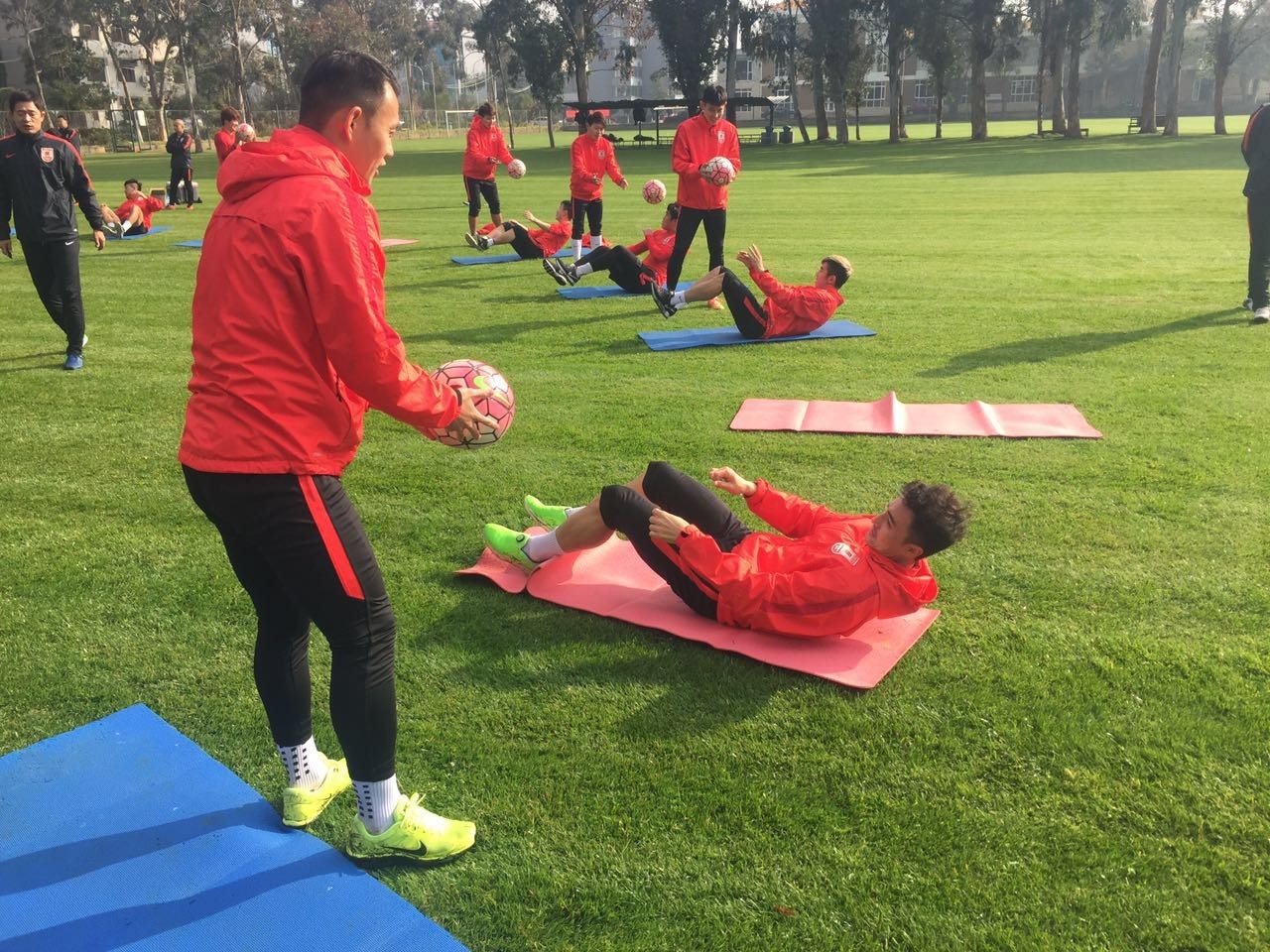 集结日孟菲斯灰熊备战中超；内部沟通细节曝光；气氛紧张；纪律约束更严格的简单介绍