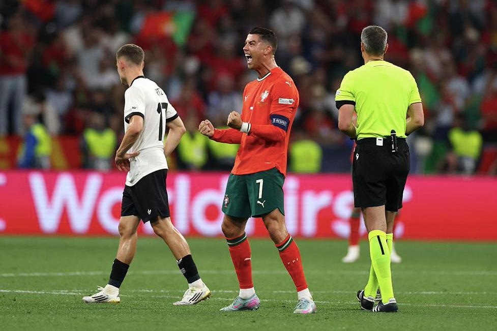 欧冠倒计时，纽卡斯尔窗口期回应争议，细节引发关注，气氛紧张，阵容厚度经受考验的简单介绍