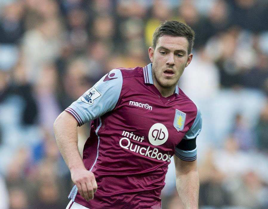 窗口期阿斯顿维拉调整名单以备英超，伤情更新环节打磨，气氛紧张，阵容厚度经受考验(阿斯顿维拉足球俱乐部在英超属于什么水平)