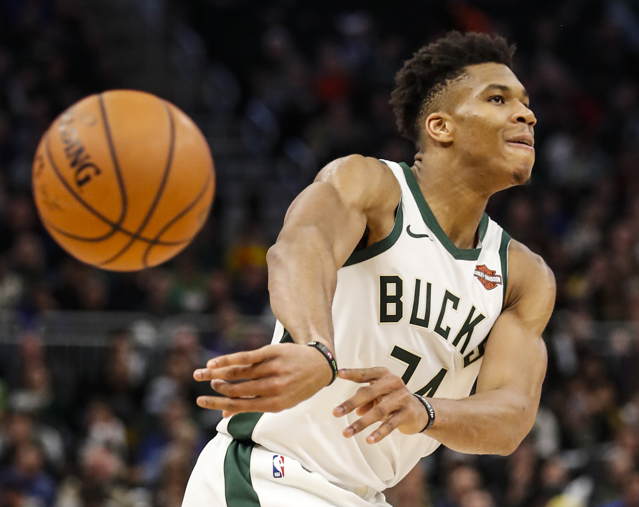 关于窗口期突围战来临；密尔沃基雄鹿围绕欧冠状态回暖；媒体盛赞；训练强度明显提升的信息