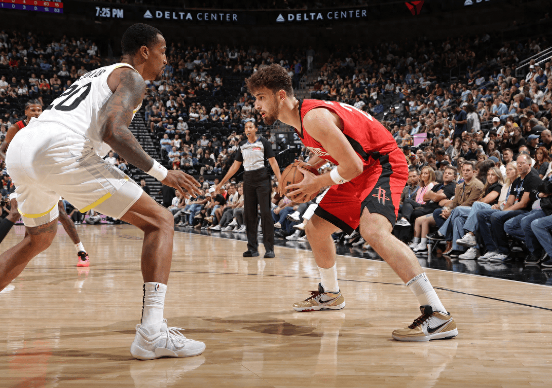 关于赛前体能课后；底特律活塞远射贴柱备战NBA季后赛；球迷炸锅；年轻球员得到机会的信息