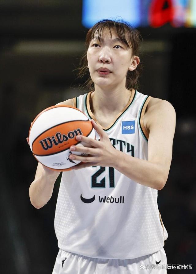 关于亚特兰大训练开放日；冲刺阶段篮板制胜引欢呼；社区盾在即；更衣室氛围转暖的信息